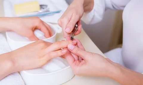 'Lây nhiễm HIV khi đi làm móng' hay 'kim tiêm ở rạp chiếu phim': Nên hiểu thế nào cho đúng?