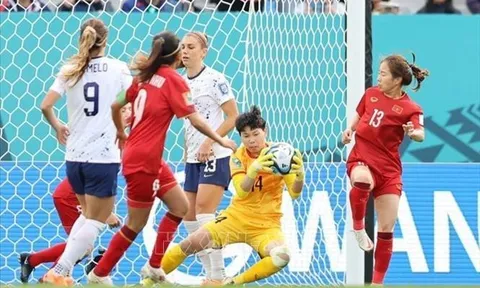 Tuyển nữ Việt Nam thi đấu quả cảm trong trận cầu ra mắt sân chơi World Cup