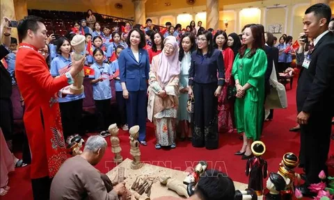 Phu nhân Thủ tướng Việt Nam và Phu nhân Thủ tướng Malaysia thưởng thức nghệ thuật múa rối nước