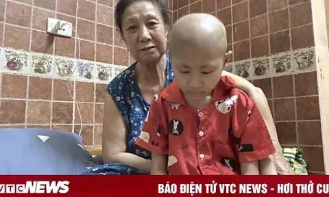 Bà ngoại 76 tuổi ngược xuôi khắp các bệnh viện điều trị ung thư xương cho cháu