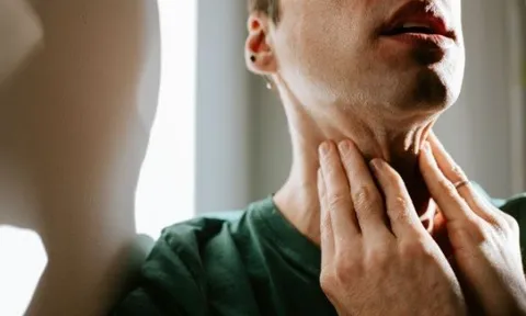 Gọi cấp cứu vì bị nghẹt thở, phát hiện “thủ phạm” đáng sợ trong cổ họng