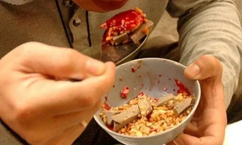 Người thợ xây đột ngột bị điếc sau 2 ngày ăn món nhiều người thích