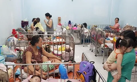 Dịch tay chân miệng diễn biến phức tạp: Ca bệnh tăng, thuốc điều trị cạn kiệt