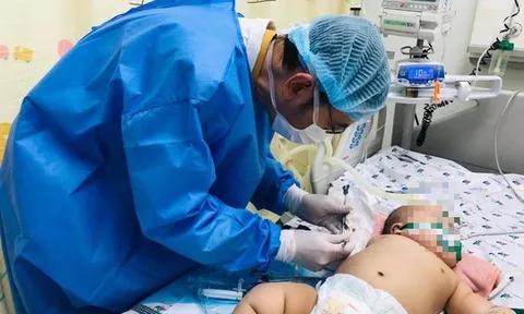 Em bé 5 tháng tuổi nặng 11kg bị sốt xuất huyết nặng