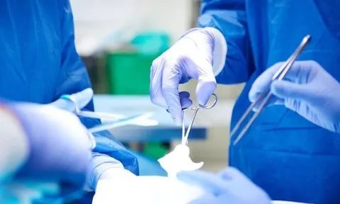 Người đàn ông bị hàng chục con giòi làm tổ trong tai