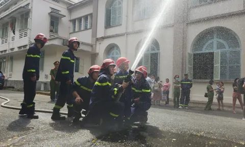 30 cảnh sát PCCC giúp bé trai ung thư hiện thực ước mơ làm lính cứu hỏa