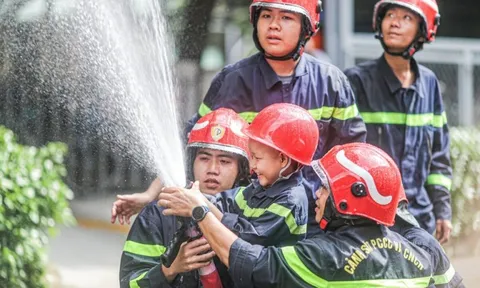 Thực hiện ước mong làm lính cứu hỏa cho cậu bé ung thư