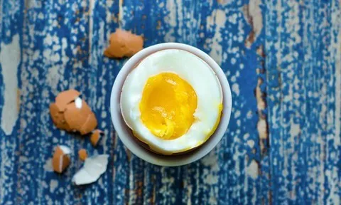 Trào lưu luộc trứng khiến trứng "phát nổ", nguy cơ gây bỏng mặt, hỏng mắt