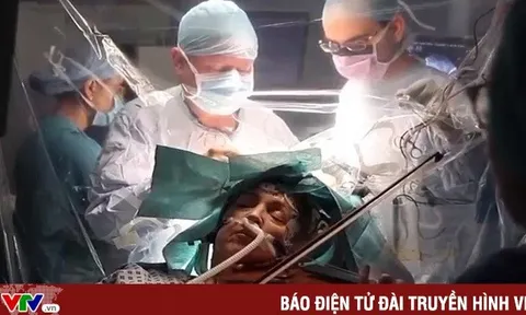 Bệnh nhân chơi vĩ cầm khi đang được phẫu thuật não