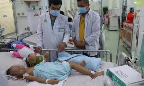 Cứu sống bệnh nhi chân tay miệng nguy kịch đầu tiên