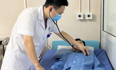 Người đàn ông bị suy gan, tổn thương thận sau chuyến đi tắm thác