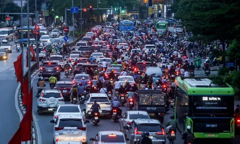 Đông ‘nghẹt thở’, người dân cố nhích từng bước rời Hà Nội trước kỳ nghỉ lễ 30/4