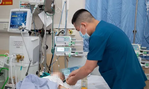 Bé 10 tháng tuổi suy hô hấp nặng do biến chứng tay chân miệng