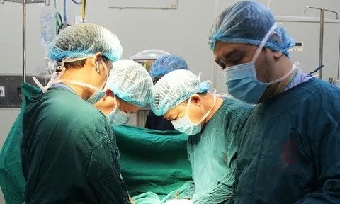 Hi hữu, tim phổi bé gái bị bóp nghẹt vì xương ức và xương sống gần chạm nhau