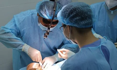 Tiêm filler ngực, cô gái dính áp xe, biến dạng vú