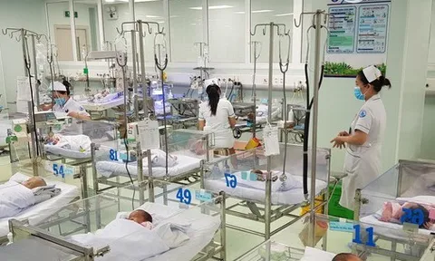 Nhân viên y tế ở cơ sở công lập vẫn nghỉ việc