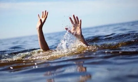 Nam sinh 14 tuổi tử vong khi tắm ở bể bơi