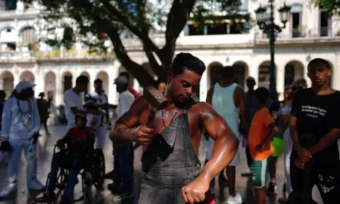 Kỳ lạ người đàn ông có thói quen tự đập búa vào cơ thể 1.000 lần/ngày