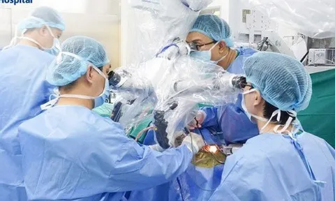 Cứu người đàn ông 4 năm chỉ dám húp cháo