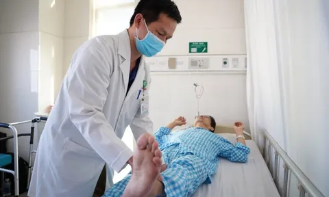 Thay khớp háng thành công cho cụ ông suýt hoại tử xương đùi