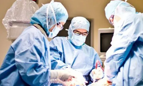 Suýt mất chân từ một vết côn trùng cắn