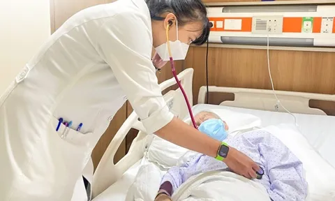 Cụ bà 80 tuổi sốt hơn 10 ngày sau khi quét vườn chôm chôm