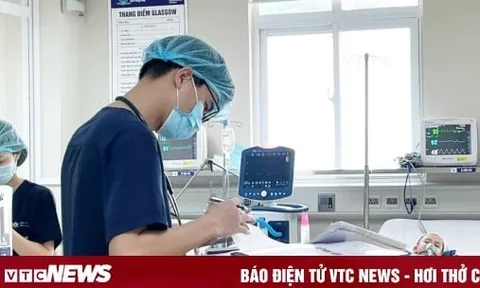 Nỗi tủi hổ sau tấm áo blouse trắng, làm bác sĩ nhưng lương không đủ nuôi ba mẹ