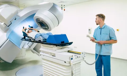 Ung thư dưới 50 tuổi tăng vọt 80%: Hai giả thuyết đáng lo