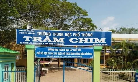 Hiệu trưởng đột quỵ khi đang đọc diễn văn khai giảng