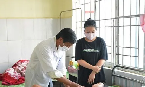 Ăn quà vặt trước cổng trường, 25 học sinh ở Cao Bằng phải nhập viện cấp cứu