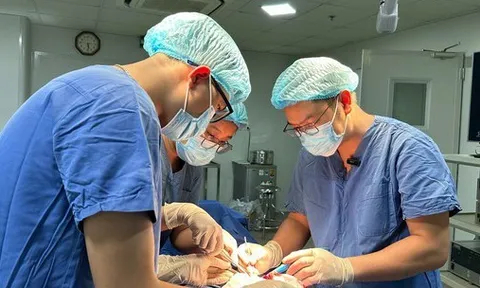 Gãy "cậu nhỏ" vì hành động dại dột lúc ngủ dậy