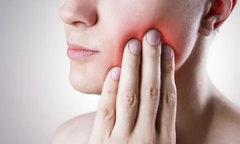 Từ ca bệnh phát hiện ung thư miệng khi bị đau răng, tiến sĩ Anh chỉ ra 4 dấu hiệu ‘cảnh báo đỏ’