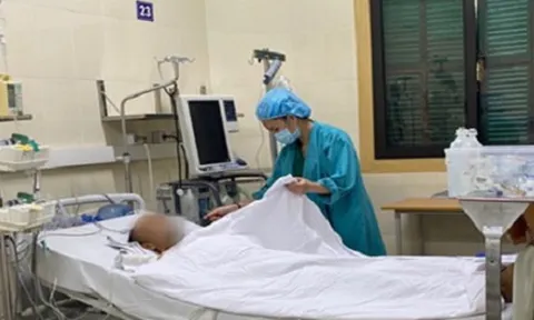 Người mẹ khóc cạn nước mắt, mong phép nhiệm màu dành cho con trai bị suy tim