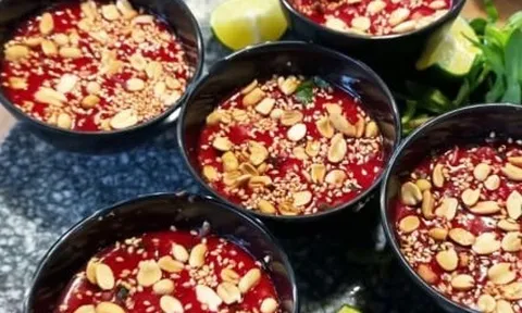 Người phụ nữ ăn liên tục 32 bát tiết canh, bác sĩ cảnh báo nhiễm ổ ký sinh trùng