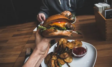 [Infographics] - 8 bộ phận cơ thể bị 'bào mòn' như thế nào bởi thức ăn nhanh?