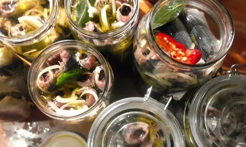 Pháp: 15 người chết và nhập viện nghi ngờ do cá mòi "nhà làm"