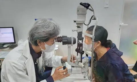 Báo Người Lao Động tư vấn trực tuyến phòng và trị đau mắt đỏ, sốt xuất huyết