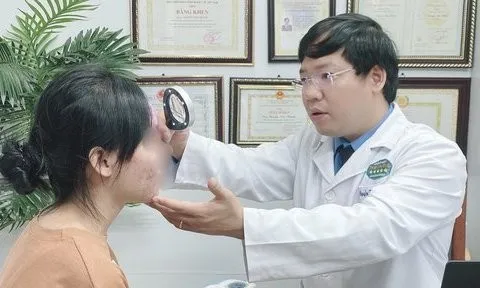 Nữ sinh biến dạng làn da sau 2 tuần làm đẹp tại spa