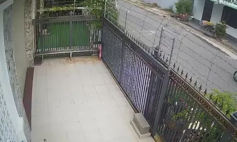 Bé gái bị cổng tự động ép ngang người