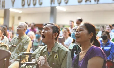 "Ăn hết cái bánh trung thu là hết bệnh"