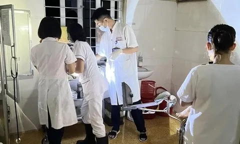 Giây phút bác sĩ “vượt lũ” trong đêm đỡ đẻ cho sản phụ