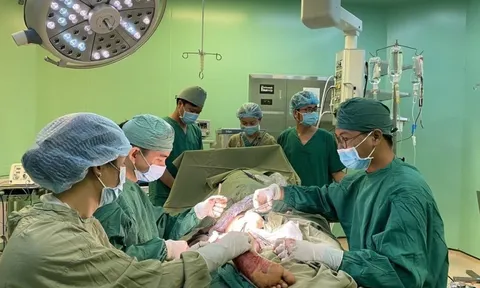 Gần 5 giờ mổ cấp cứu cẳng chân cho người phụ nữ bị tai nạn giao thông