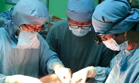 Bé 7 tuổi đột nhiên tăng huyết áp, chức năng thận giảm