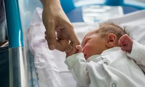 Phát hiện lý do trẻ sơ sinh “bất khả xâm phạm” trước COVID-19