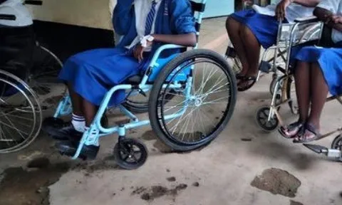 Bí ẩn căn bệnh khiến gần 100 nữ sinh trung học bị liệt tứ chi