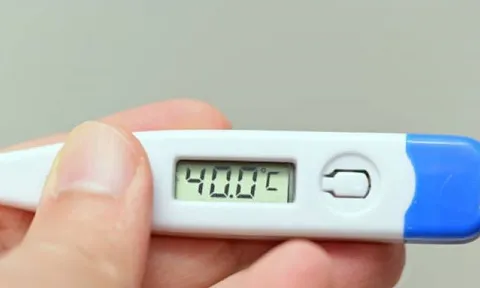 Bé trai nguy kịch sau cơn sốt cao kéo dài 4 giờ và dấu hiệu bệnh chuyển nặng cần chú ý