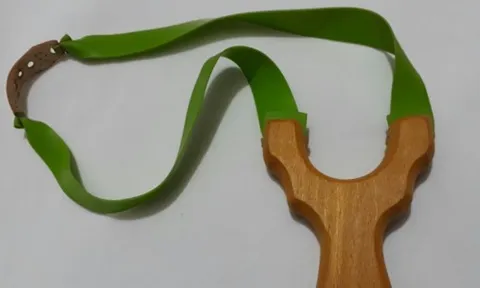 Nghịch súng cao su tự chế, bé trai 11 tuổi vỡ thủy tinh thể