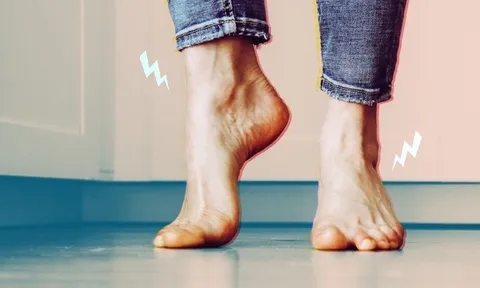 Cảm giác châm chích như kim châm ở tay chân là do đâu? Có nguy hiểm không?