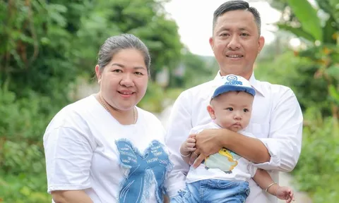 Cặp vợ chồng có con sau 13 năm chờ đợi, vỡ òa trong hạnh phúc