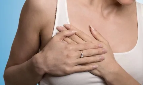 Đau bên phải ngực là bệnh gì? Có nguy hiểm không?